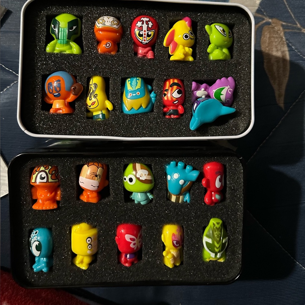 Gogos black& white tin box collection